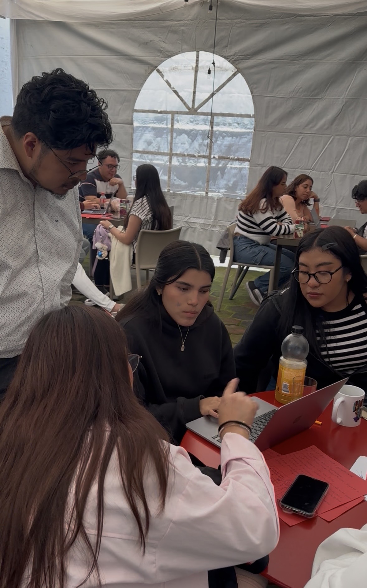 Jóvenes de RESTART colaborando frente a una laptop