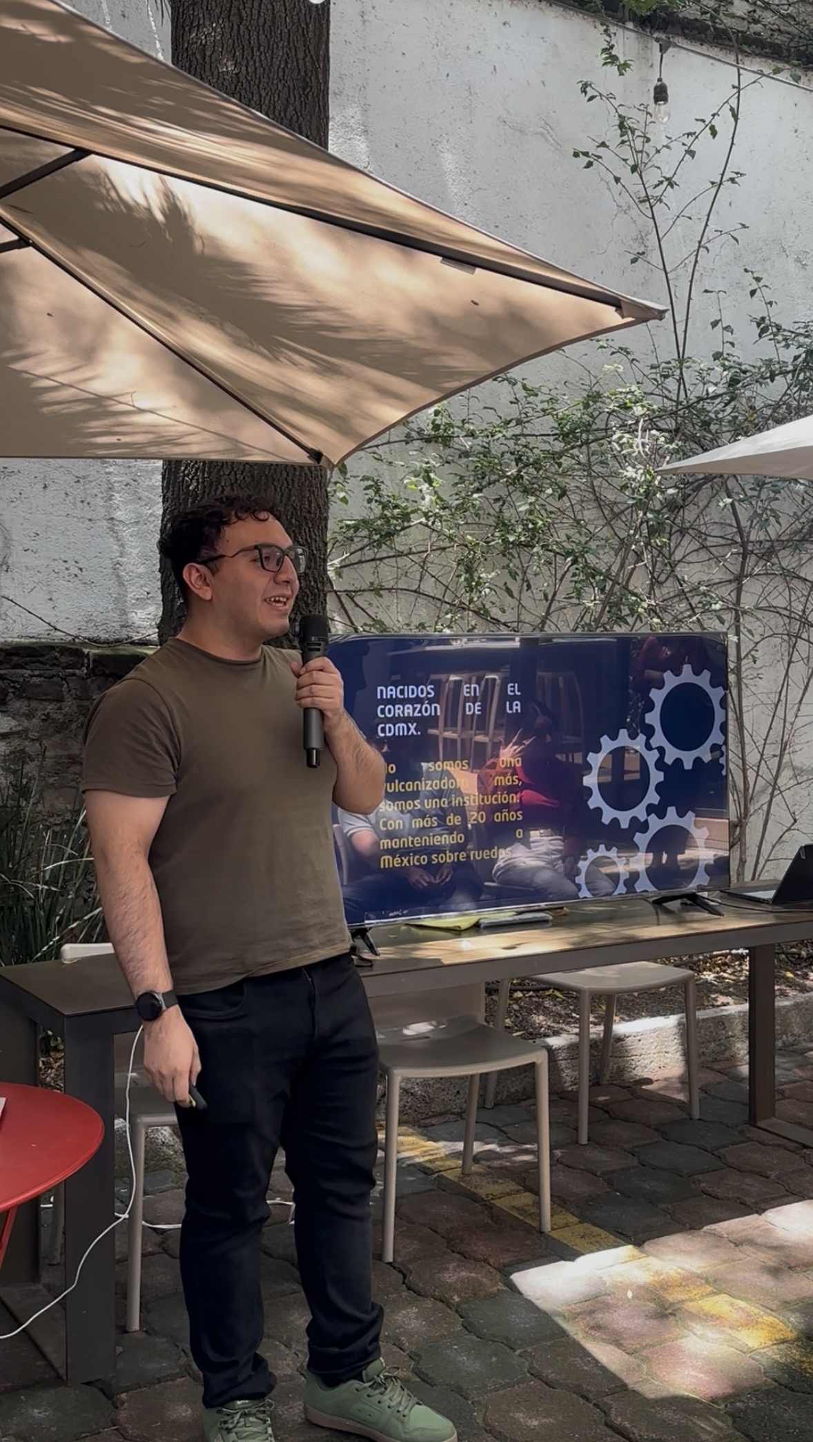 Participante presentando su proyecto ante el grupo